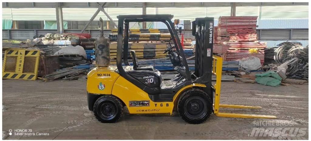 Komatsu FD 30 T-14 شاحنات الديزل