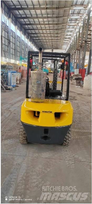 Komatsu FD 30 T-14 شاحنات الديزل