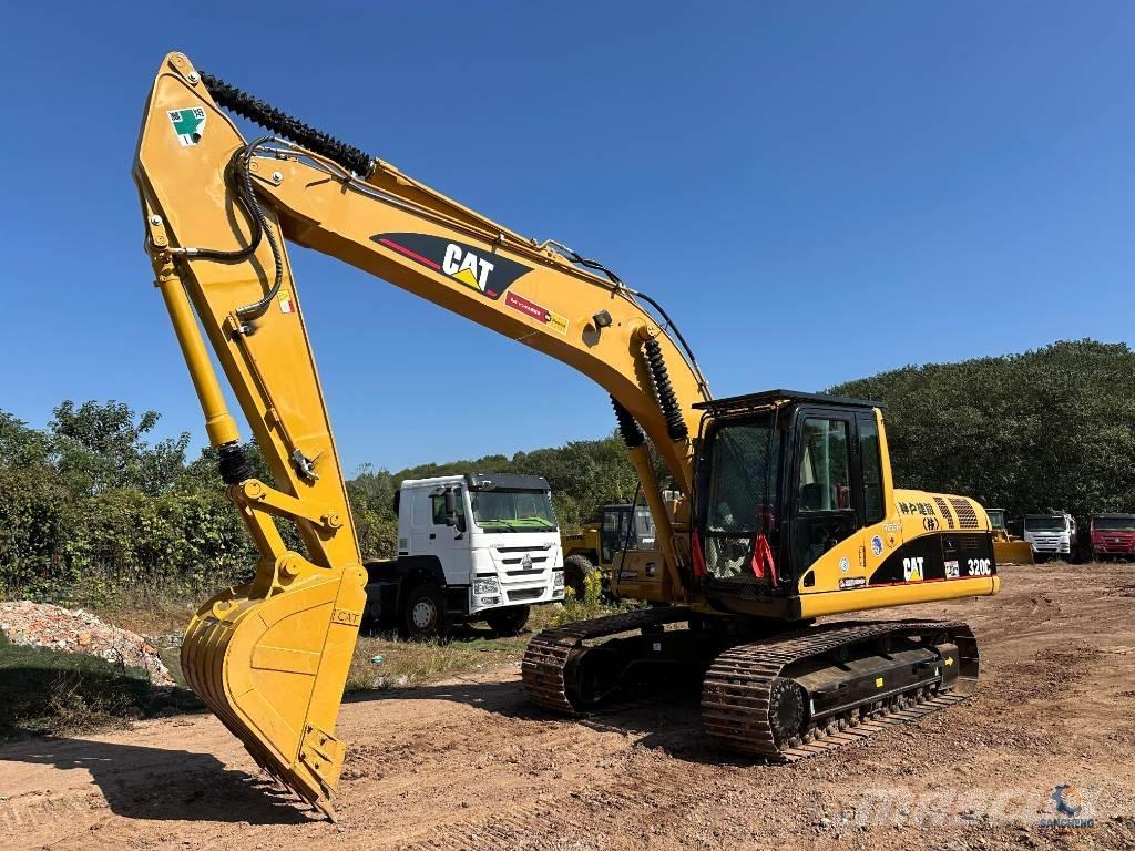 CAT 320 C حفارات زحافة