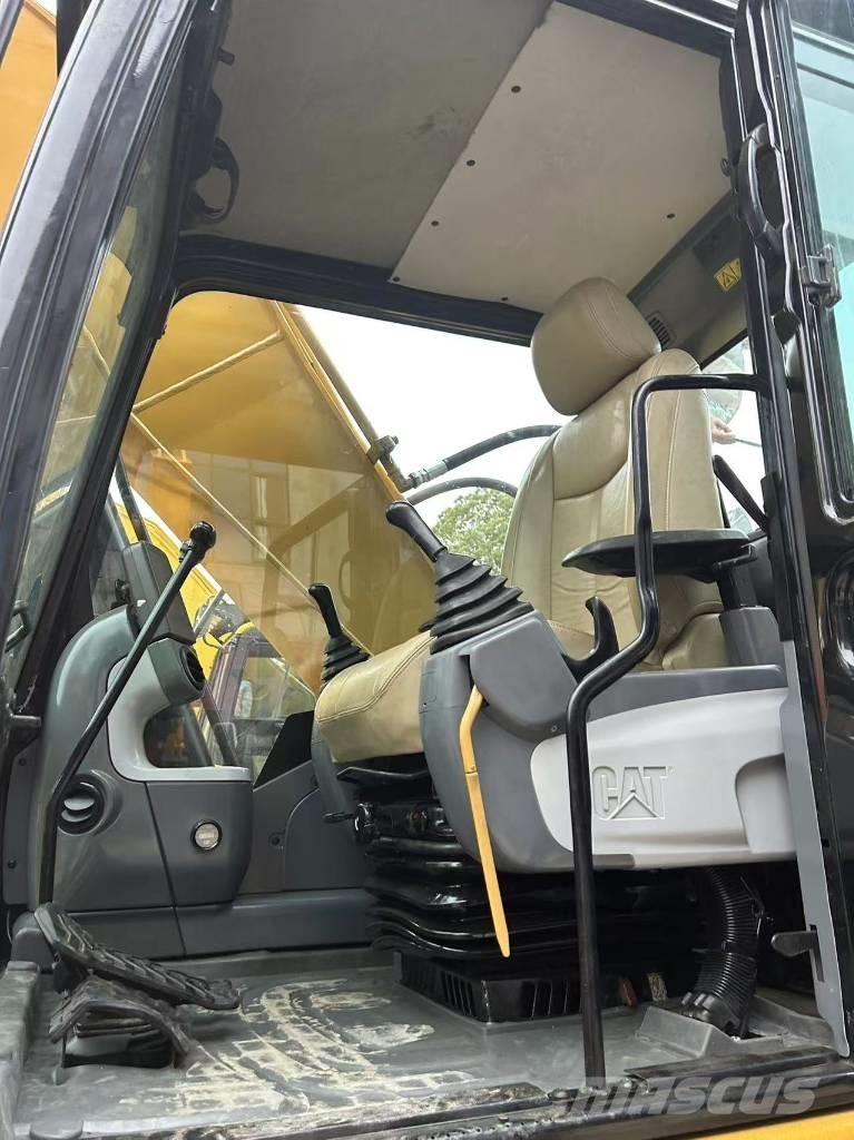 CAT 320 D حفارات زحافة