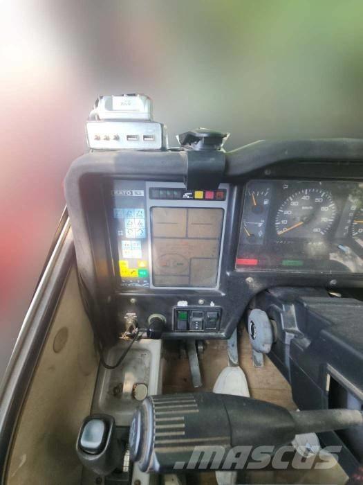 Kato MR 100 رافعات الطرق الوعرة