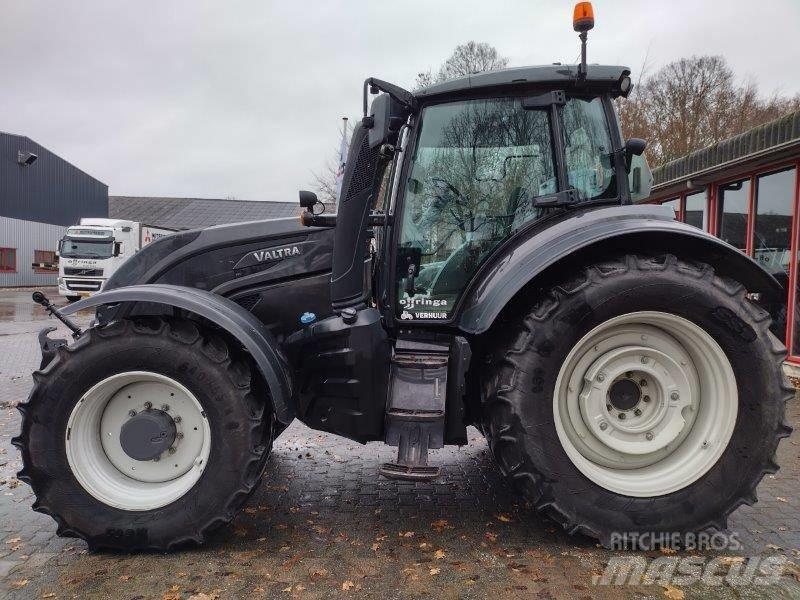 Valtra T 214 D الجرارات
