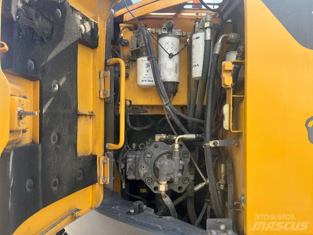 Volvo ECR 235 DL حفارات زحافة