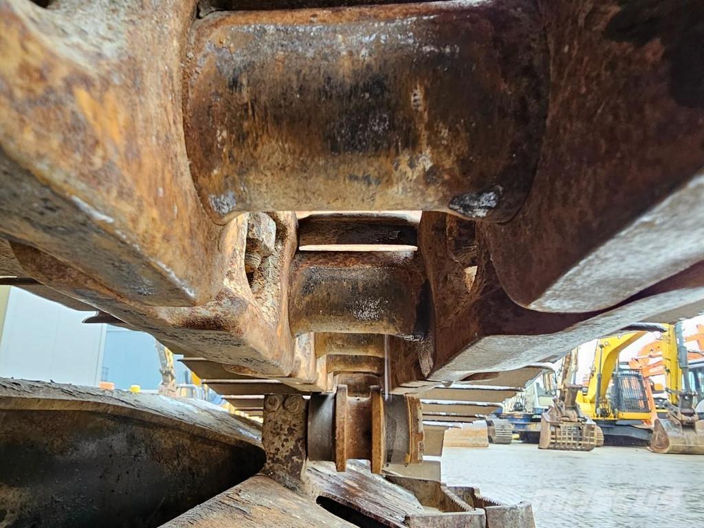 Komatsu HB215LC-2 حفارات زحافة