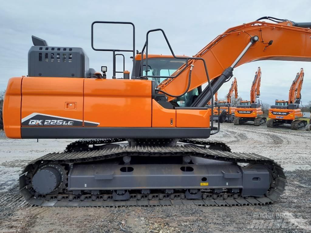 Develon DX 225 LC-7 حفارات زحافة