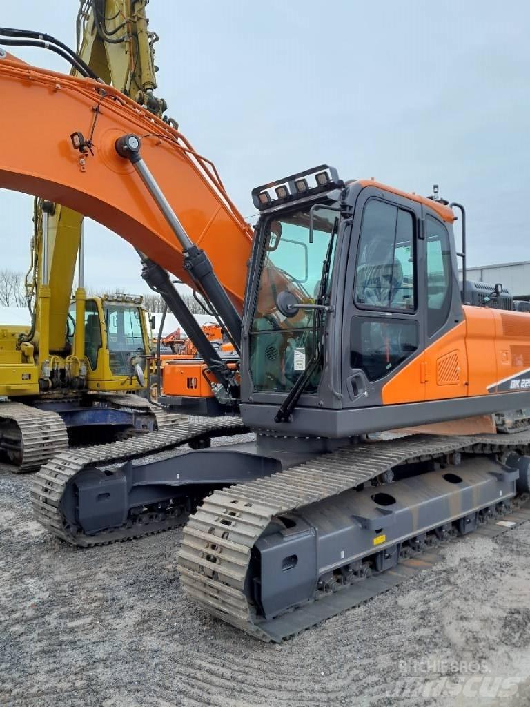 Develon DX 225 LC-7 حفارات زحافة