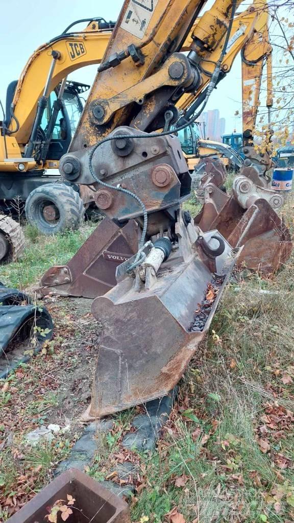 JCB JS 220 LC حفارات زحافة