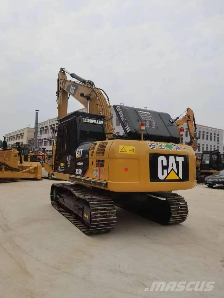 CAT 320 D حفارات زحافة