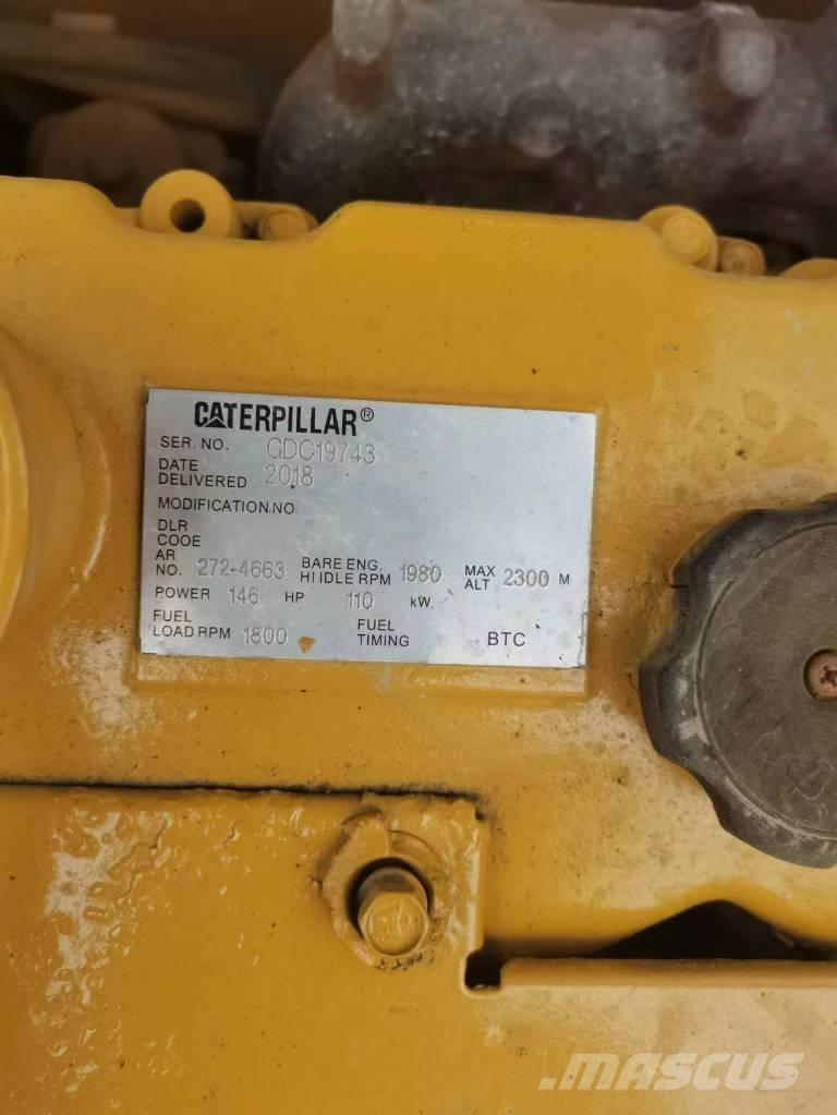 CAT 320 D حفارات زحافة