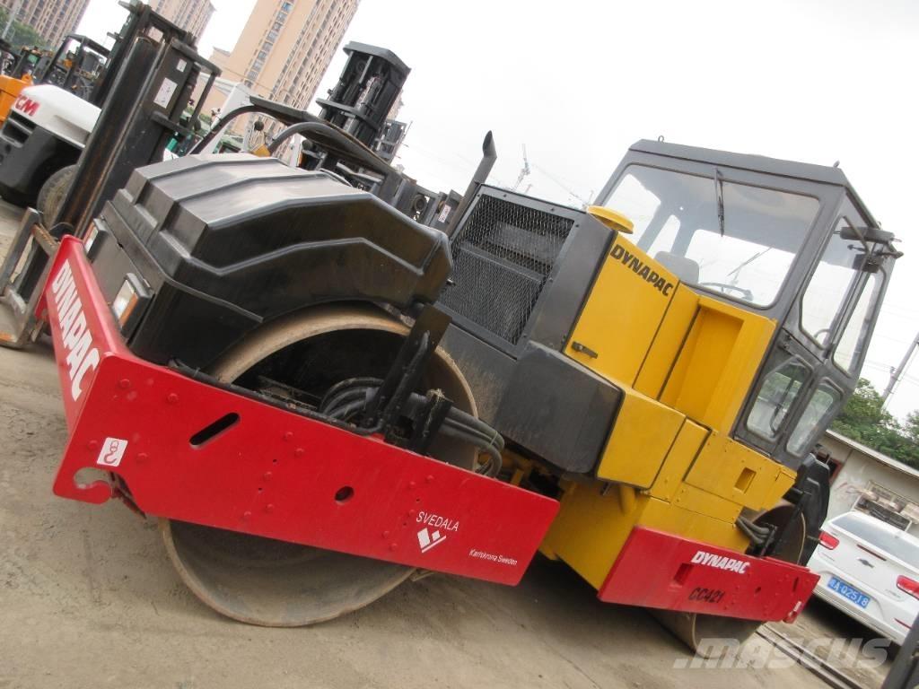 Dynapac CC421 مداحل ثنائية الاسطوانة