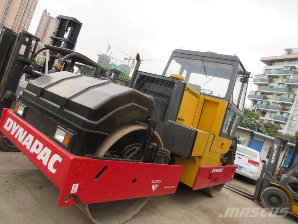 Dynapac CC421 مداحل ثنائية الاسطوانة