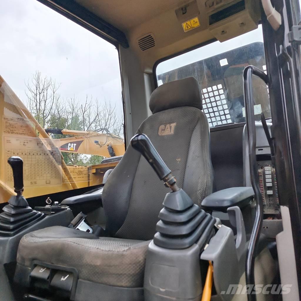 CAT 320 D L حفارات زحافة