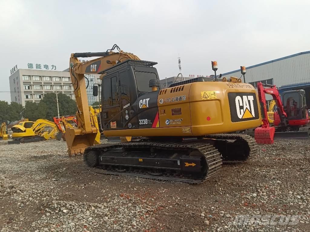 CAT 323 D2L حفارات زحافة
