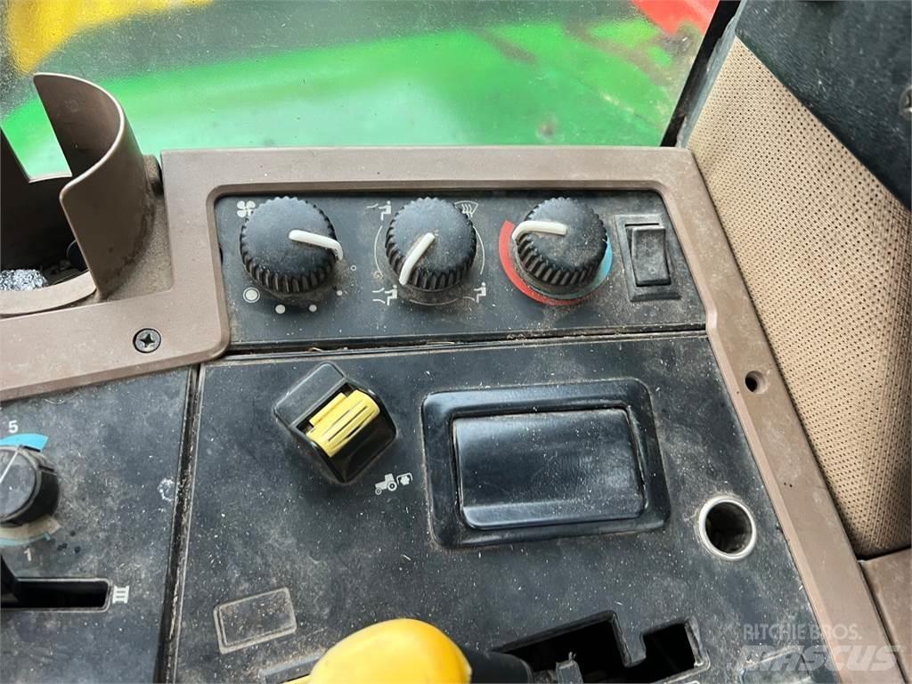 John Deere 7810 الجرارات