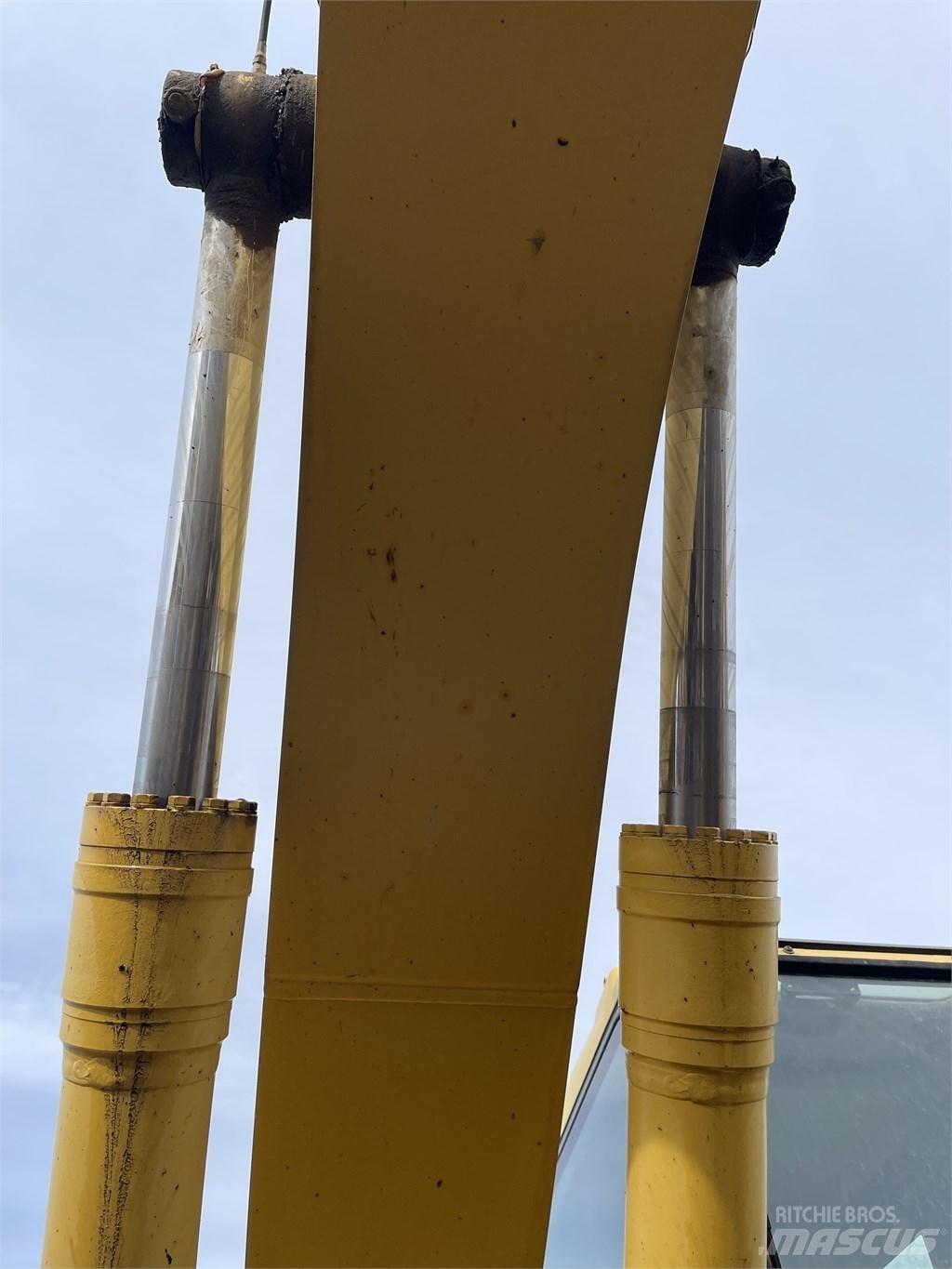 Komatsu PC 200 LC-7 حفارات زحافة