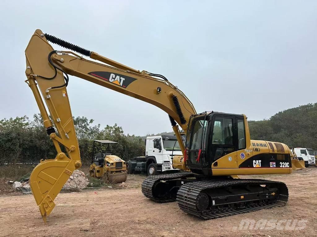 CAT 320 C حفارات زحافة