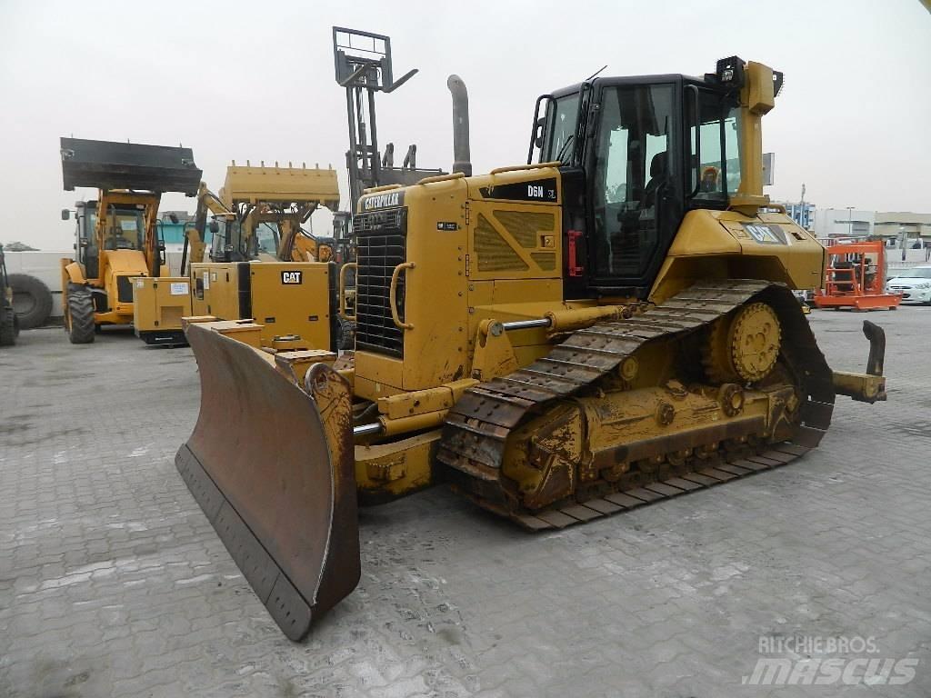CAT D 6 N XL بلدوزرات مجنزرة