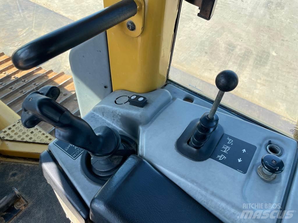 CAT D6N XL بلدوزرات مجنزرة