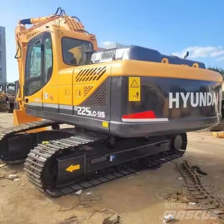 Hyundai HX 225 LC -9s حفارات زحافة