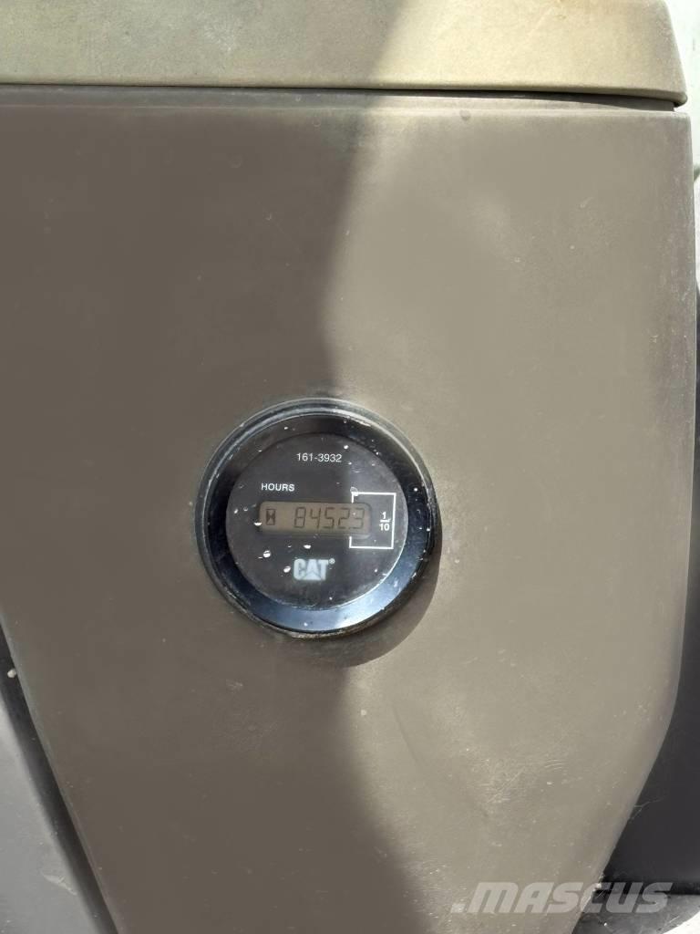 CAT 320 D L حفارات زحافة