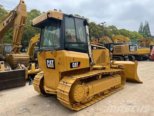 CAT D 5 K بلدوزرات مجنزرة
