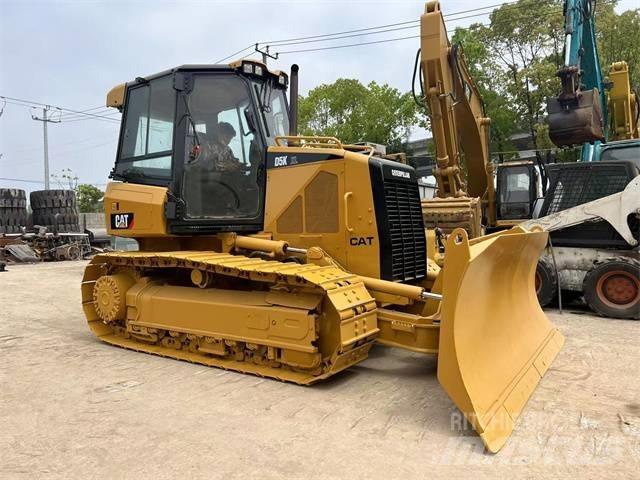 CAT D 5 K بلدوزرات مجنزرة