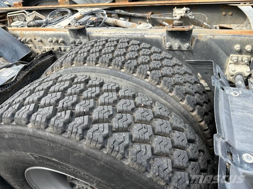 Volvo FMX 8X4*4  4132 شاحنات بمقصورة وهيكل
