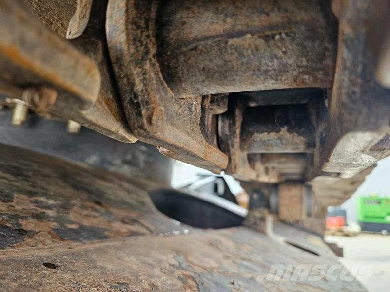 Hitachi ZX 135 US-6 حفارات زحافة