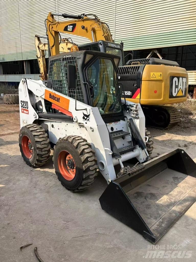 Bobcat S 220 لوادر انزلاقية التوجيه