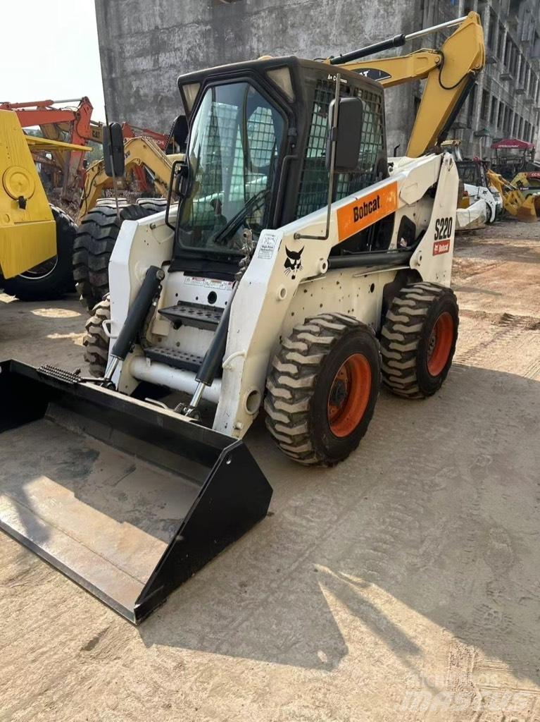 Bobcat S 220 لوادر انزلاقية التوجيه