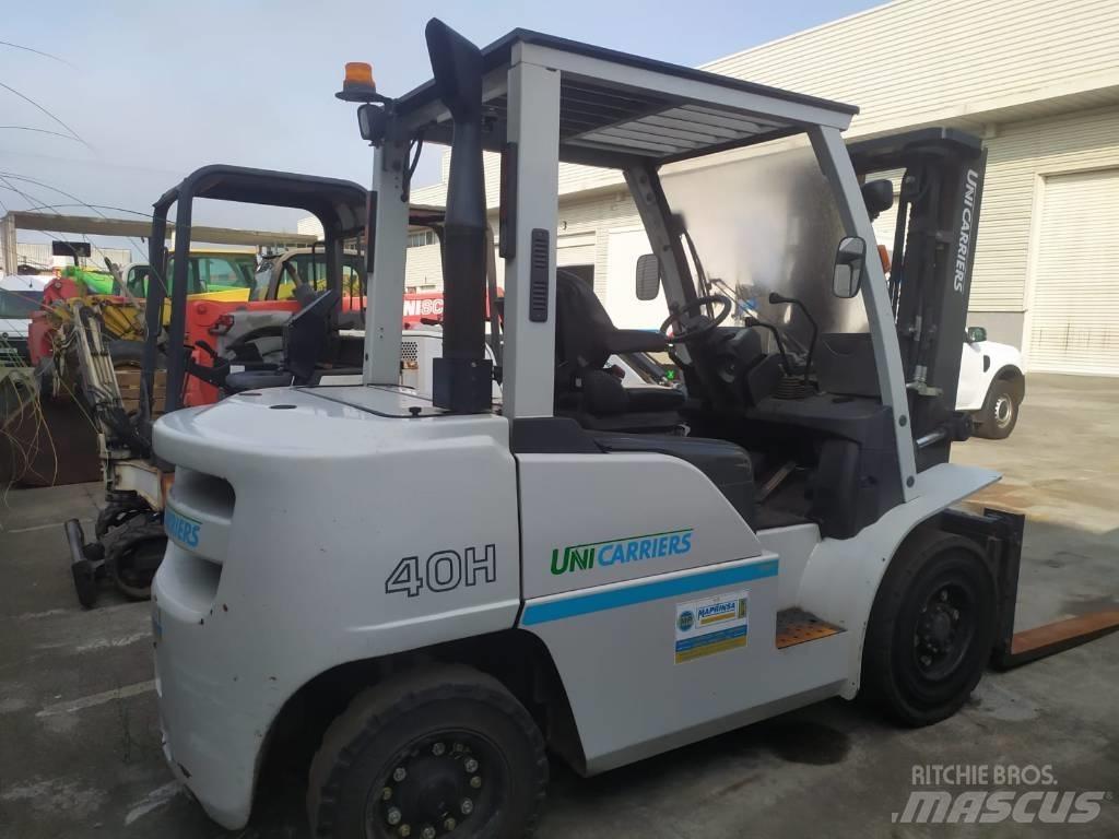 UniCarriers D1F4A40Q لوادر جانبية