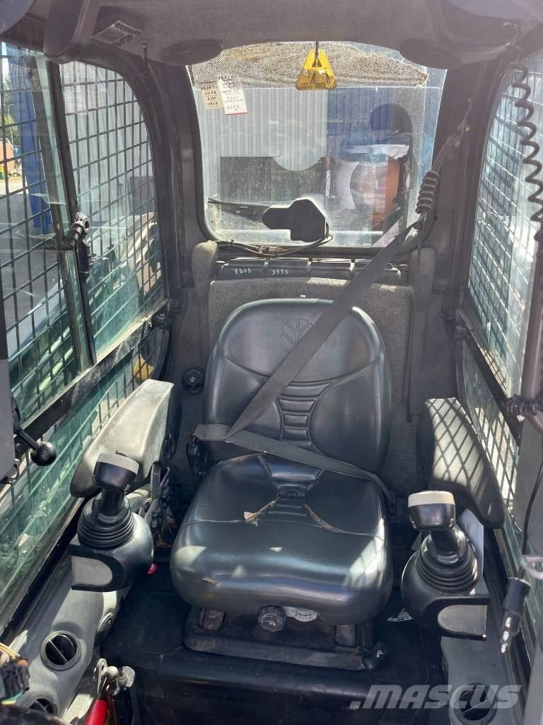 New Holland L 218 لوادر انزلاقية التوجيه