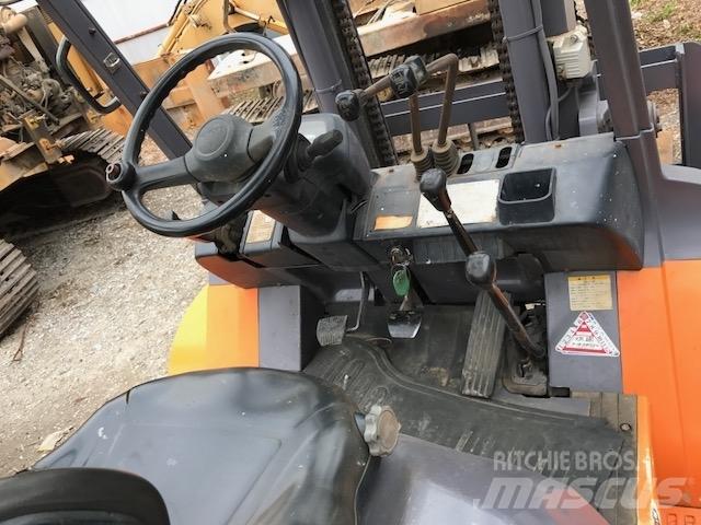 Toyota 7 FD 40 شاحنات الديزل