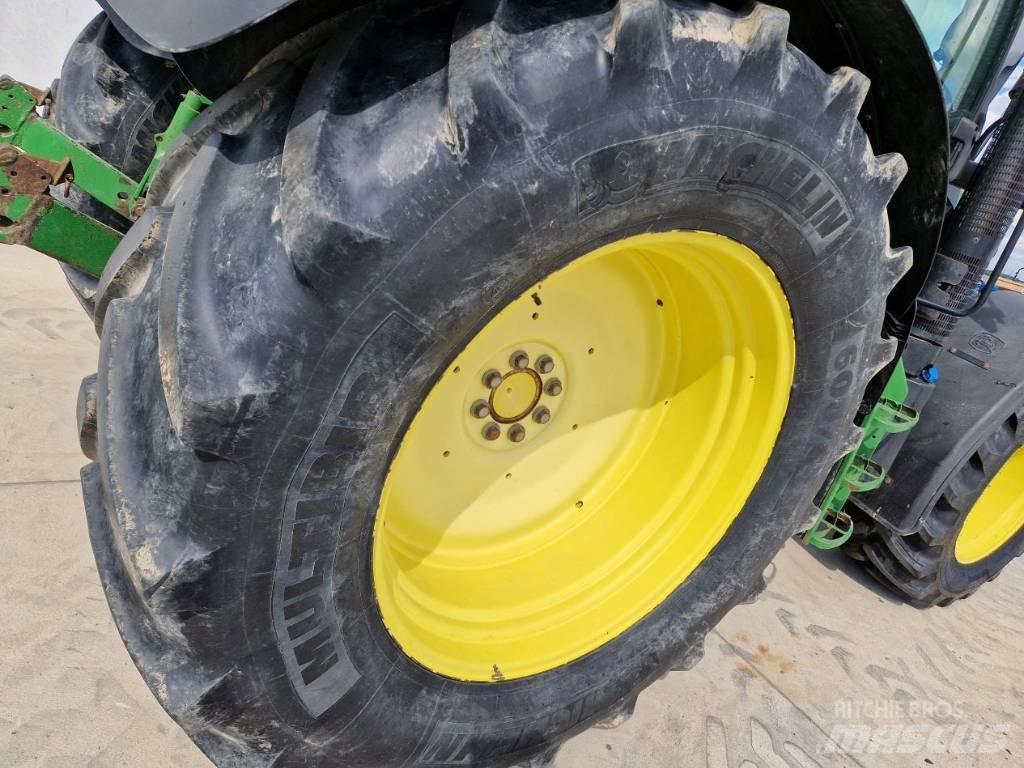 John Deere 6115 R الجرارات