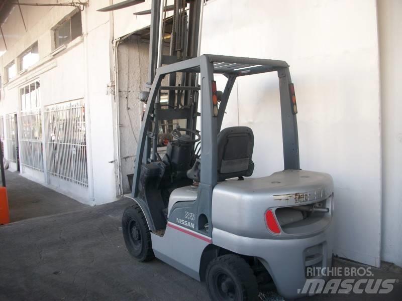 Nissan PL02A25 شاحنات LPG