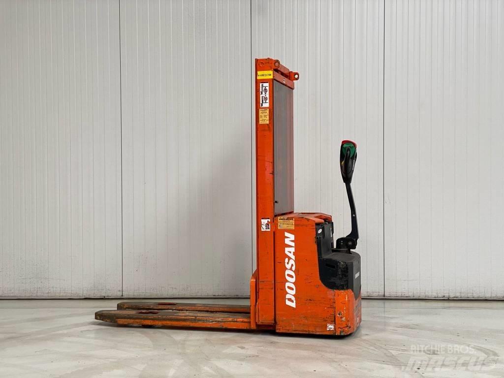 Doosan LEDS12.5C معدات التكديس الجوالة