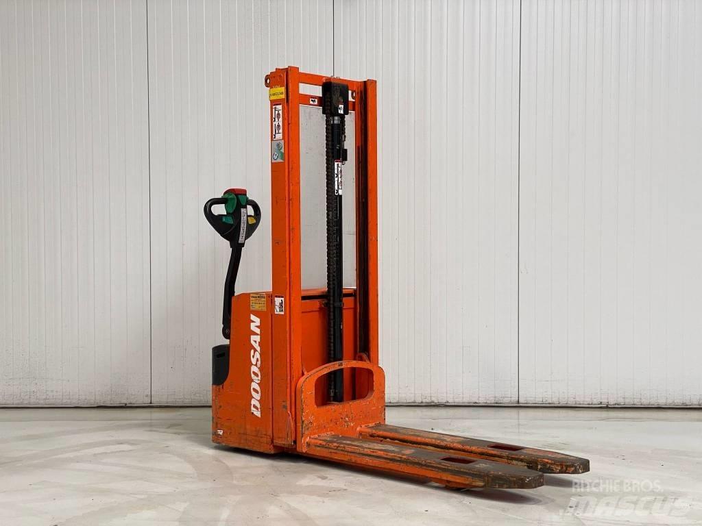 Doosan LEDS12.5C معدات التكديس الجوالة