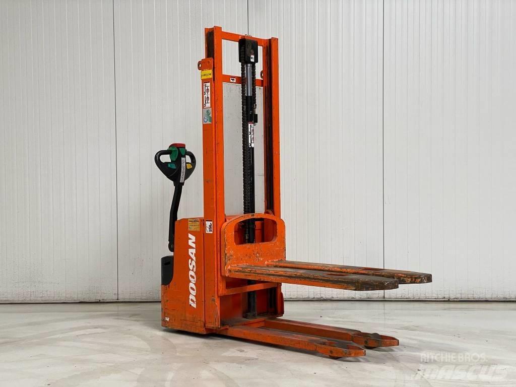 Doosan LEDS12.5C معدات التكديس الجوالة
