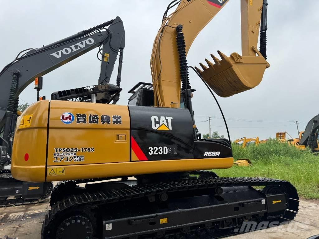 CAT 323D2 حفارات زحافة