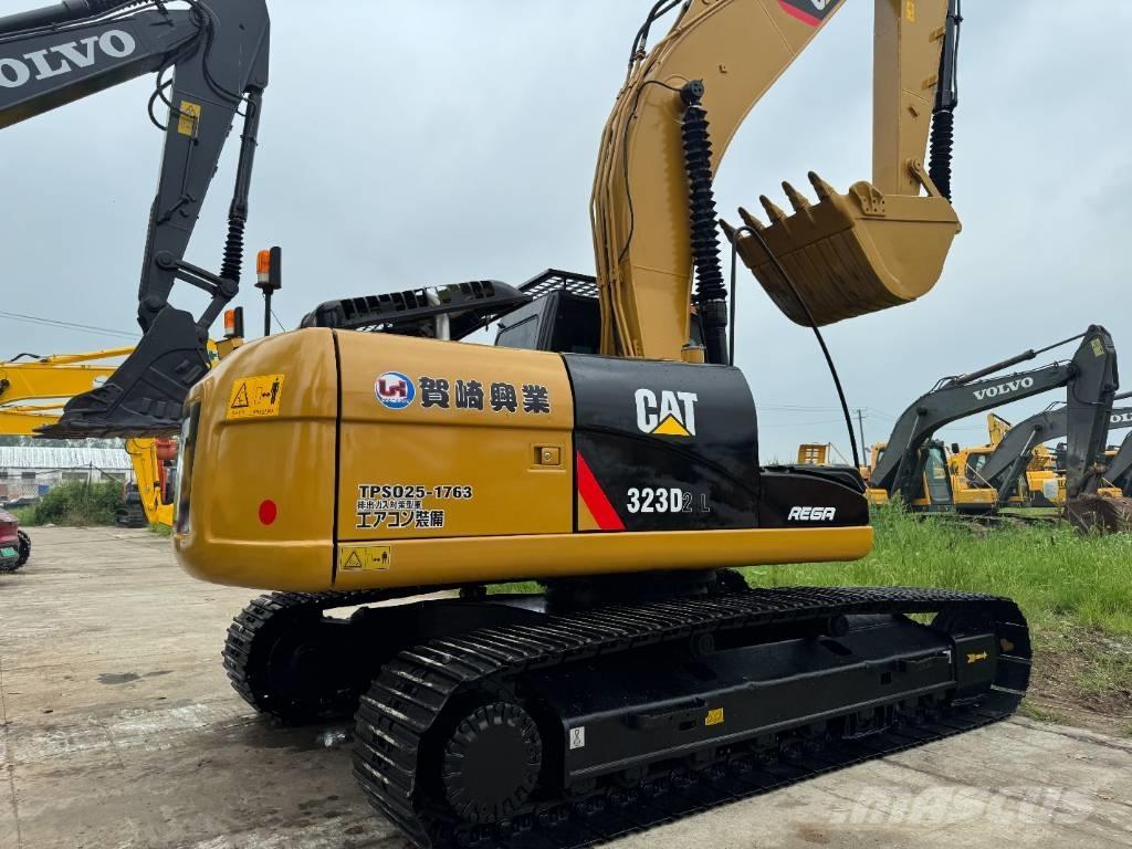 CAT 323D2 حفارات زحافة