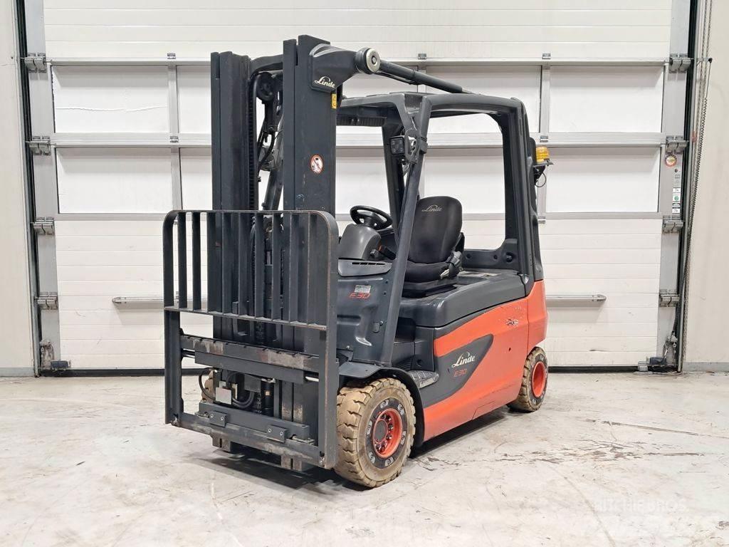 Linde E30L-01 شاحنات ذات رافعات شوكية تعمل بالكهرباء