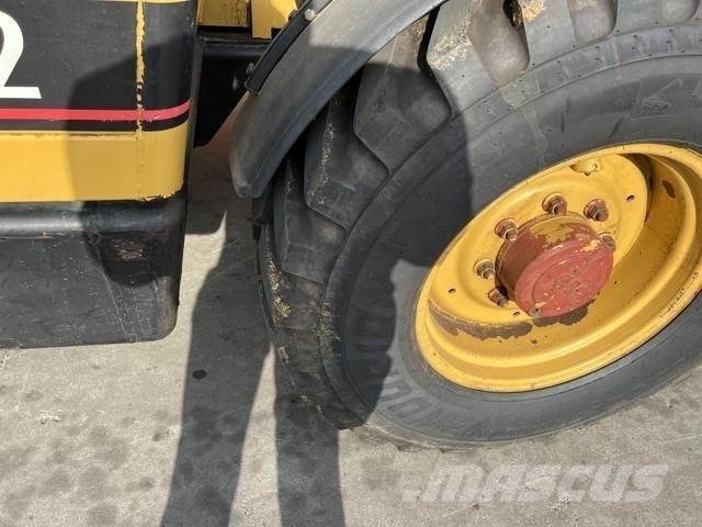 CAT TH62 معدات مناولة لأغراض الزراعة