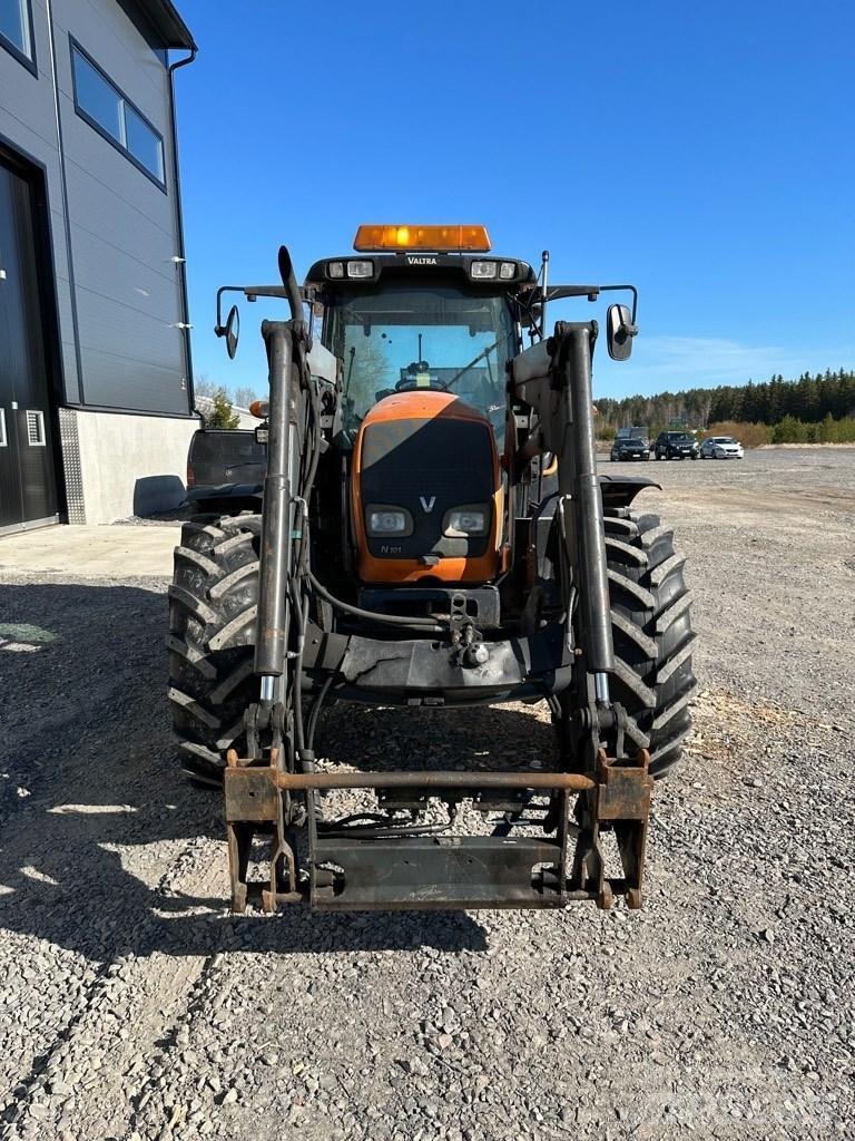 Valtra N101 الجرارات