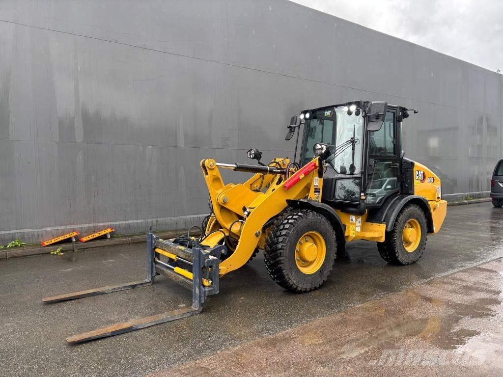 CAT 906 لوادر بعجل