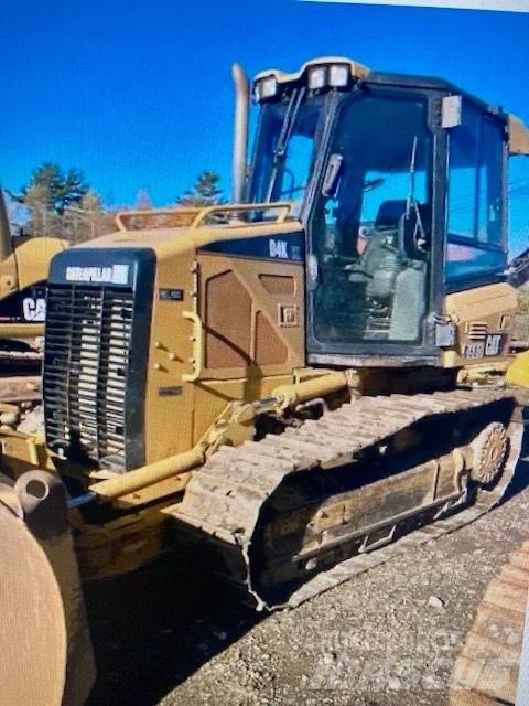 CAT D 4 K XL بلدوزرات مجنزرة