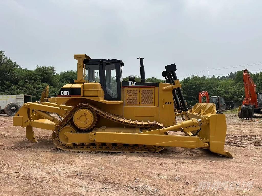 CAT D8R بلدوزرات مجنزرة