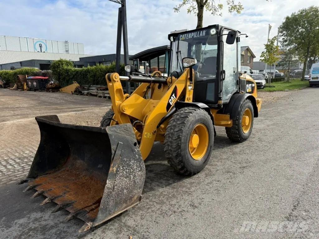 CAT 906H لوادر بعجل