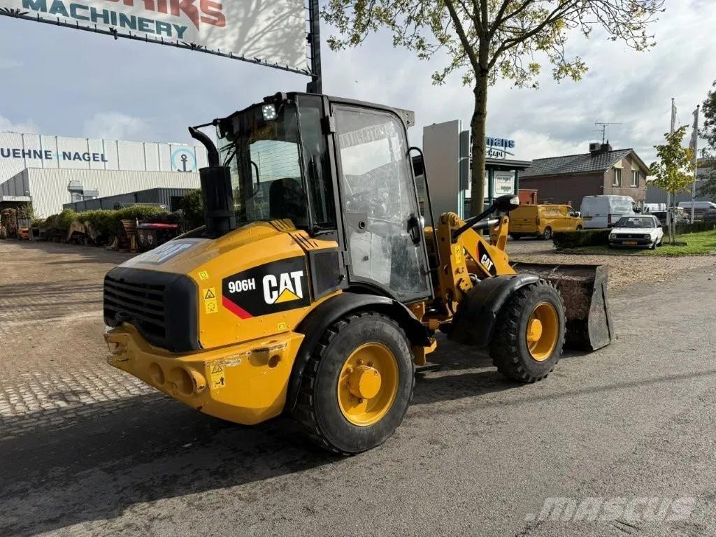 CAT 906H لوادر بعجل
