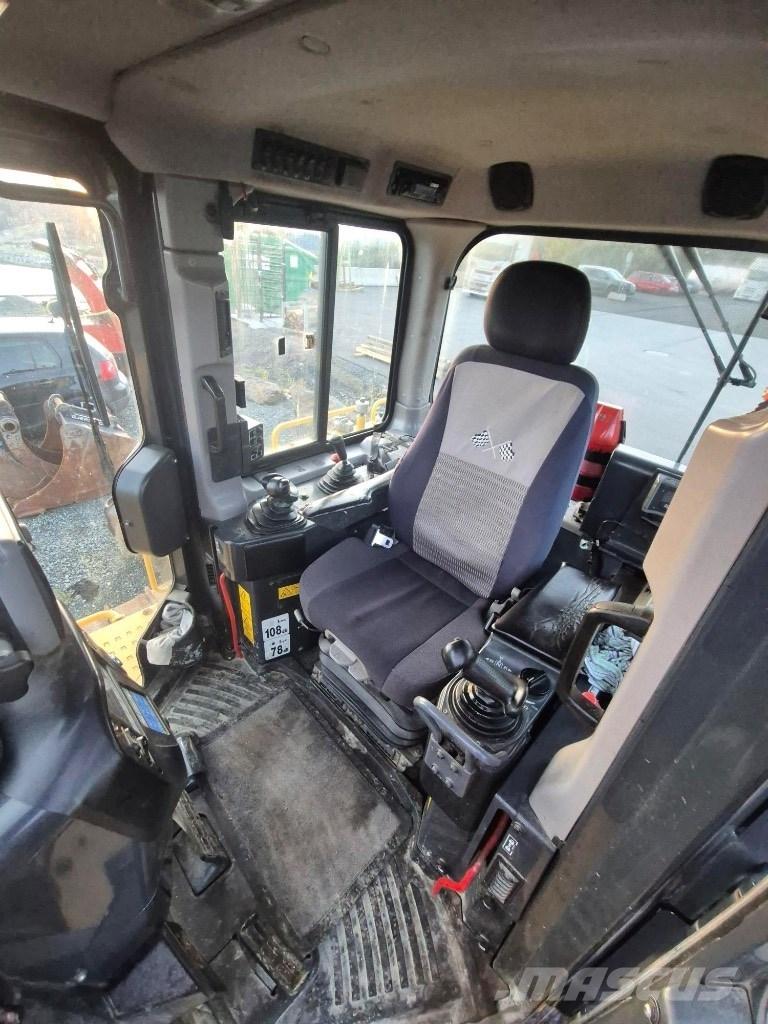 Komatsu D65 pxi بلدوزرات مجنزرة