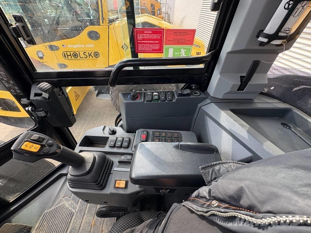 CAT 906 لوادر بعجل